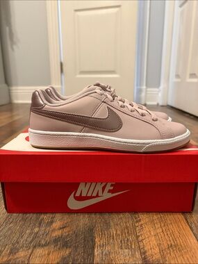 Nike Low-Top Sneaker in Rose Taupe and White